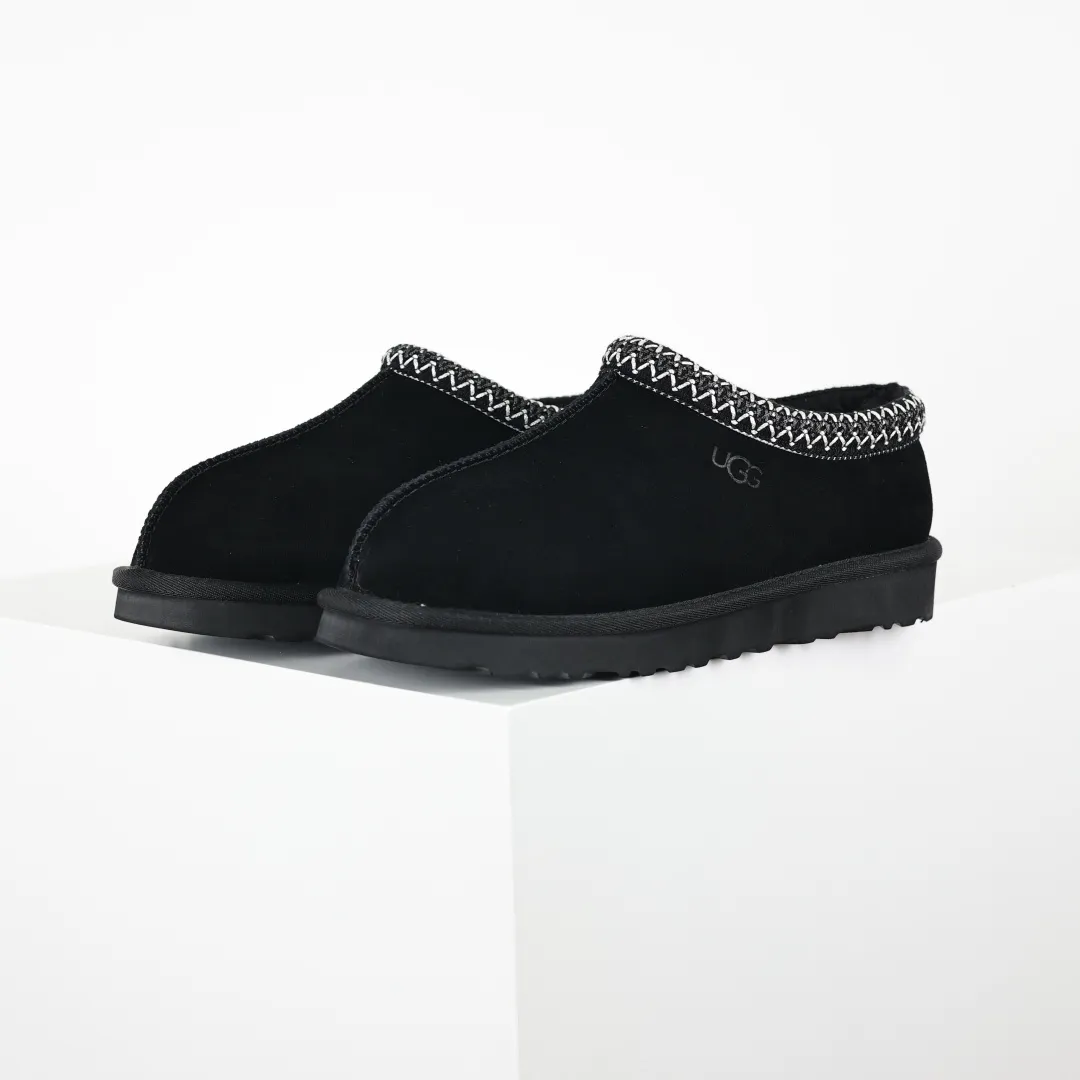 Copy price 💰540 Core recommendation Good price 5cm thick sole, independently developed original outsole, cashmere insole, keeping warm in winter, suitable for home use. In the new year, uug launched a style series, which is partially geared towards the preferences of young consumers. It has also moved to the forefront of fashion trends. Shoe body material, water-repellent coated suede upper, 17 mm UGGPURE™ implanted wool insole, lightweight non-slip and comfortable rubber outsole, with brand LOGO and trademark, with full package Size: 35 36 37 38 39 40 41 42 43 44 45